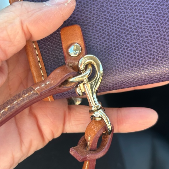 Excellent Dooney & Bourke wristlet
Like new - Picture 3 of 5
